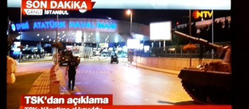 Colpo di Stato militare in Turchia, l'esercito in tv: 'Abbiamo preso il potere'