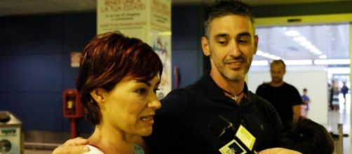 Sergio Cavoli e la moglie Rosalia Italiano all'aeroporto di Elmas.