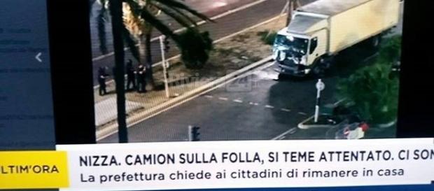 Francia in guerra: camion usato come un'arma sulla folla inerme fonto foto: riviera24. Francia in guerra: camion usato come un'arma sulla folla inerme fonto foto: riviera24.