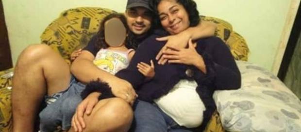 Mulher morta em frente à filha de 7 anos de idade Mulher morta em frente à filha de 7 anos de idade