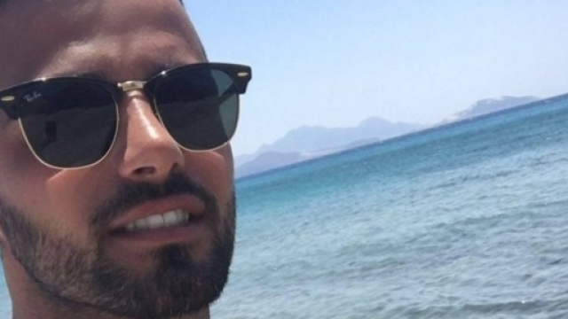 Alessio Lo Passo con gli occhiali da sole al mare