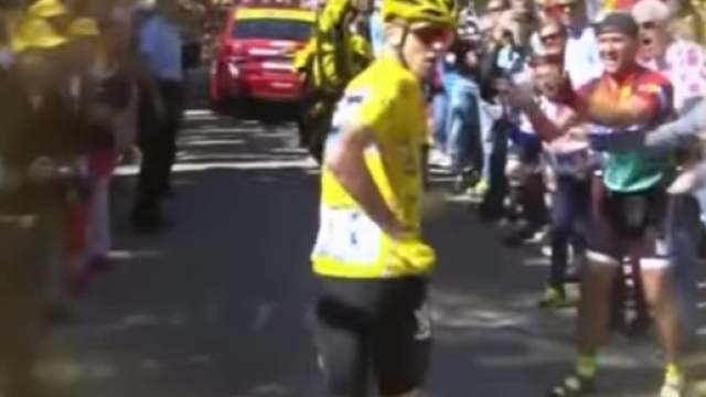 Chris Froome a piedi sul Mont Ventoux