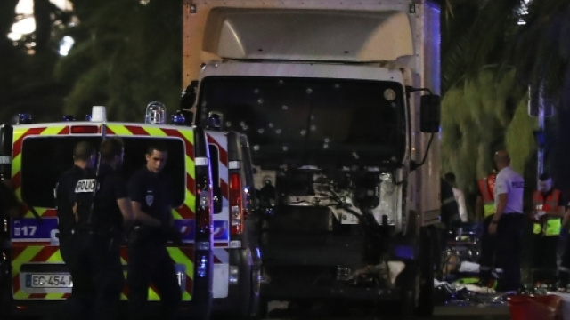 Il camion che ha travolto la folla a Nizza
