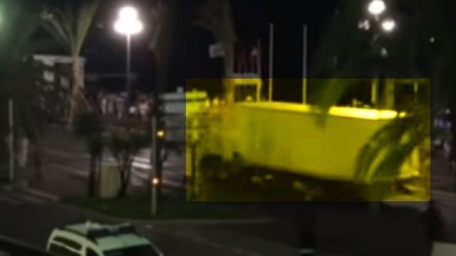 Il camion dei terroristi che spazza la folla