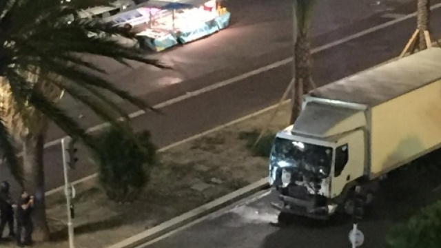 L'immagine del tir con cui il terrorista ha compiuto la strage.