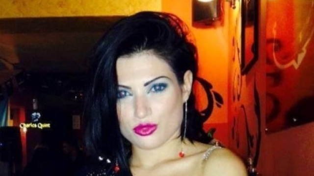 Serena Rinaldi in outfit elegante e sensuale