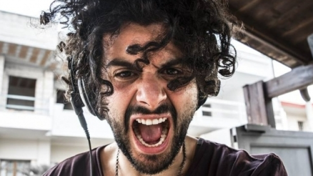 Simone Perrone: il cantautore e romanziere salentino firma, assieme a Laura Grasso, la regia di &ldquo;Musica di m&hellip;&rdquo;