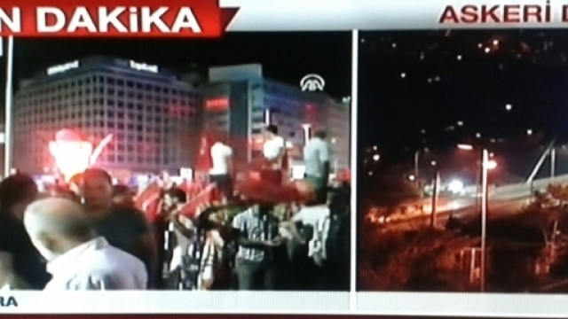 Una tv locale che trasmette sul golpe in Turchia