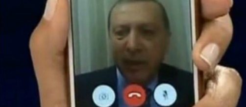 Il presidente turco Recep Tayyip Erdoğan in diretta su Face Time.