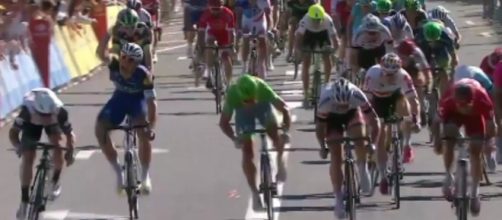 Kittel protesta, Cavendish va a vincere la sua quarta tappa.