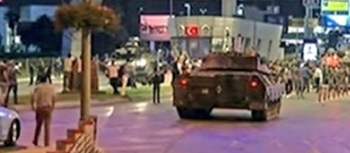 Turchia: i carri armati dell'esercito durante il golpe di ieri sera.