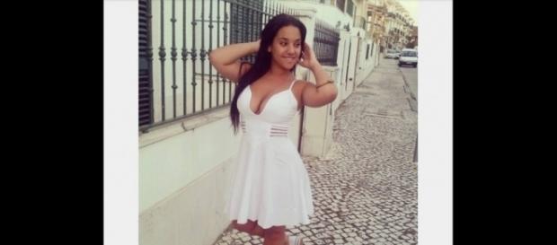 A jovem mostra-se bastante sensual A jovem mostra-se bastante sensual