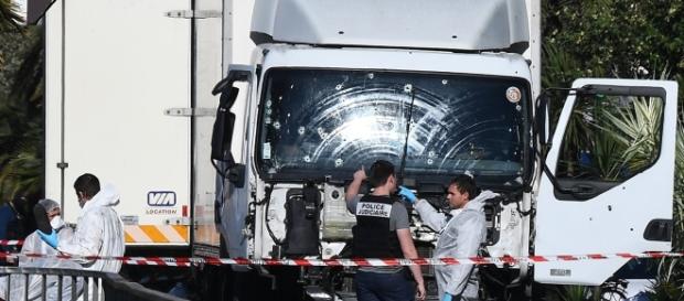 Anchetatorii cercetează camionul ucigaş Anchetatorii cercetează camionul ucigaş