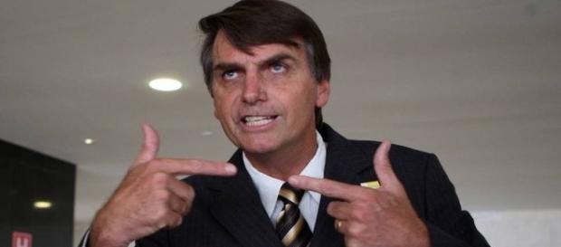 Jair Bolsonaro causa polêmicas com comentários nas redes sociais Jair Bolsonaro causa polêmicas com comentários nas redes sociais