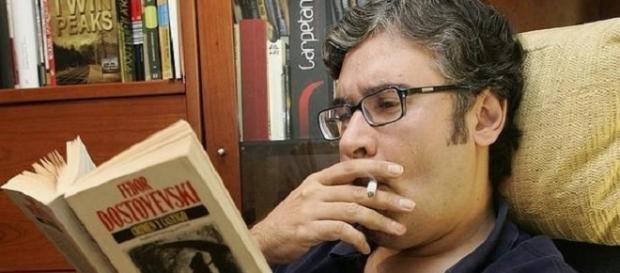 Juan Manuel De Prada leyendo la obra maestra de Dostoievsky 'Crimen y castigo', además de ser seguidor de la serie 'Twin Peaks', como se ve al fondo. Juan Manuel De Prada leyendo la obra maestra de Dostoievsky 'Crimen y castigo', además de ser seguidor de la serie 'Twin Peaks', como se ve al fondo.