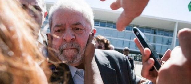 Lula aparece triste e cada vez mais sozinho Lula aparece triste e cada vez mais sozinho