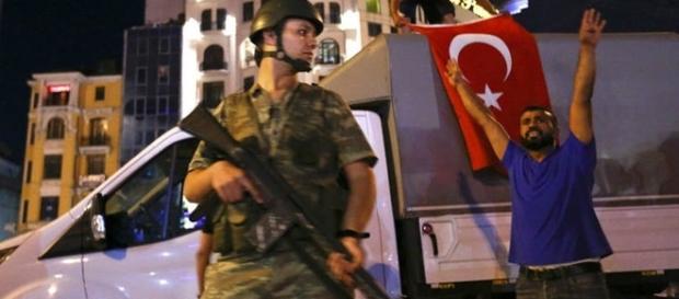 Soldado na Turquia (Foto:Murad Sezer/Reuters) Soldado na Turquia (Foto:Murad Sezer/Reuters)