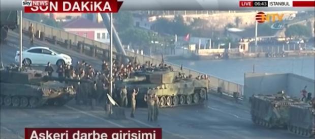 Tentativa de lovitură de stat din Turcia a eșuat. Unul dintre militarii care au blocat podul de peste Bosfor a fost decapitat. Tentativa de lovitură de stat din Turcia a eșuat. Unul dintre militarii care au blocat podul de peste Bosfor a fost decapitat.