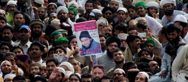 Thousands in Pakistan Attend Funeral of Convicted Murderer - voanews.com Thousands in Pakistan Attend Funeral of Convicted Murderer - voanews.com