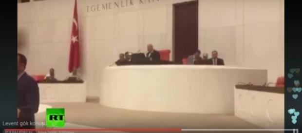 W parlamencie tureckim zgineło 12 osób W parlamencie tureckim zgineło 12 osób