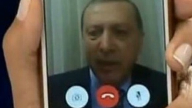 Il presidente turco Recep Tayyip Erdoğan in diretta su Face Time.