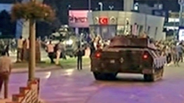 Turchia: i carri armati dell'esercito durante il golpe di ieri sera.