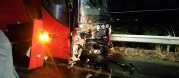 Il mezzo delle Autolinee Romano distrutto dopo l'incidente. Il mezzo delle Autolinee Romano distrutto dopo l'incidente.