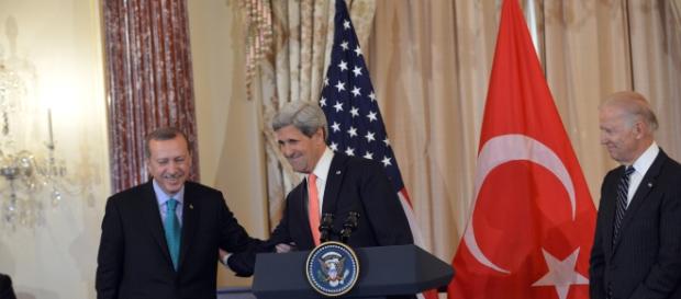 Președintele Erdogan și Secretarul de Stat John Kerry la o întâlnire oficială Președintele Erdogan și Secretarul de Stat John Kerry la o întâlnire oficială