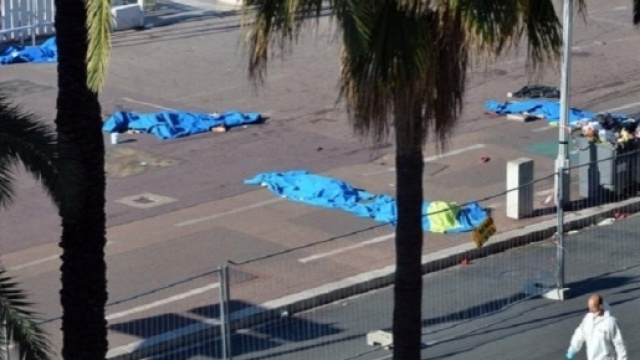 Il lungomare di Nizza il giorno successivo alla strage del 14 luglio