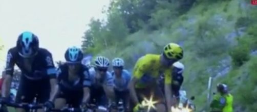 Chris Froome si concede una finta salendo ai Lacets du Grand Colombier
