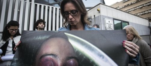 Ilaria Cucchi mostra il volto del fratello morto