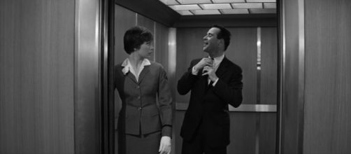 Jack Lemmon y Shirley MacLaine, en el ascensor de 'El Apartamento'.