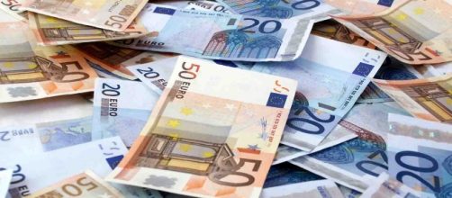 Quasi 500 mila euro portati via al nonno e spesi in scommesse calcistiche e slot machine.