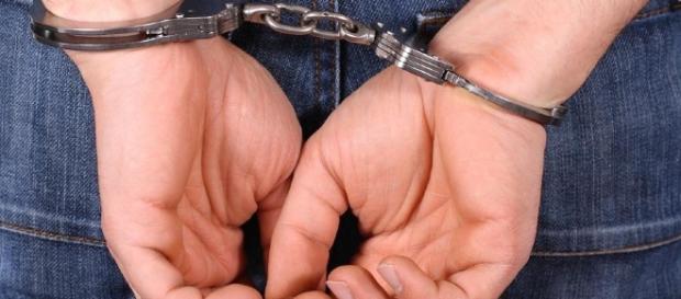 As algemas servem para imobilizar criminosos As algemas servem para imobilizar criminosos