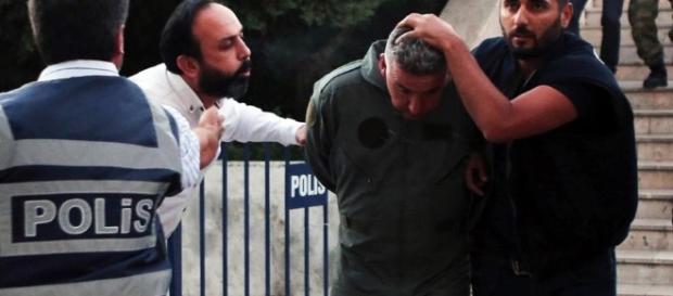 Detenidos miles de policías en Turquía Detenidos miles de policías en Turquía