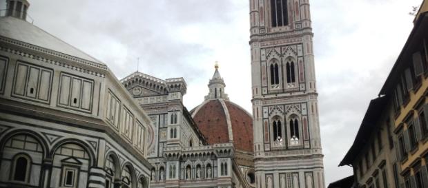 El campanario de Giotto es la torre campanario de la iglesia Santa María del Fiore en Florencia El campanario de Giotto es la torre campanario de la iglesia Santa María del Fiore en Florencia