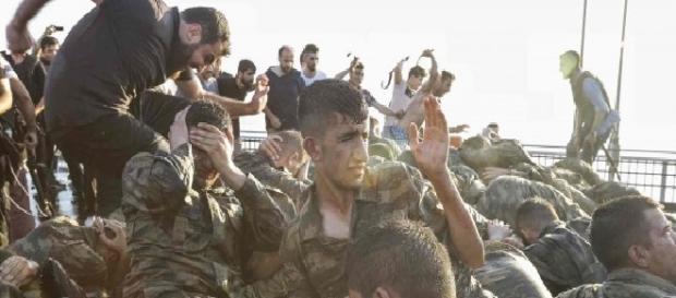 Militarii turci bătuți de susținătorii lui Erdogan Militarii turci bătuți de susținătorii lui Erdogan