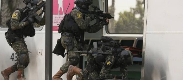 Policias simulam atentado ao metrô do Rio de Janeiro Policias simulam atentado ao metrô do Rio de Janeiro