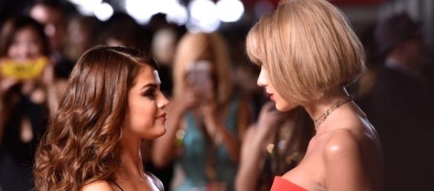 Selena tentou defender amiga mas internet não perdoou Selena tentou defender amiga mas internet não perdoou