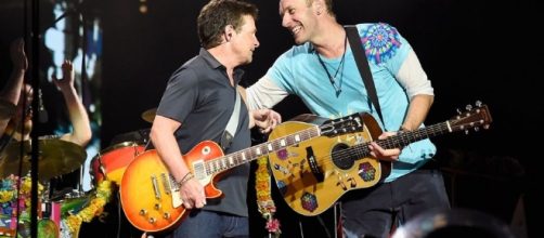 Michael J. Fox suona a sorpresa al concerto dei Coldplay ... - movieplayer.it