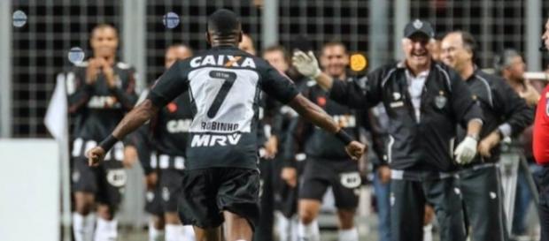 Robinho marca dois e coloca galo perto do G4 Robinho marca dois e coloca galo perto do G4