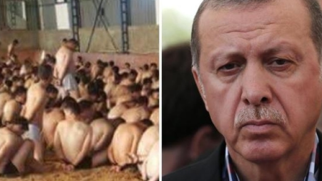 alla sinistra i militari denudati e concentrati in massa