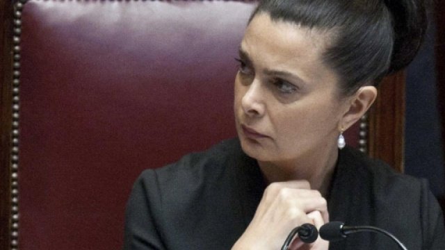 Offese a Laura Boldrini su Facebook: indagato un agente di polizia