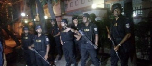 La polizia di Dacca schierata nel quartiere diplomatico di Gulshan