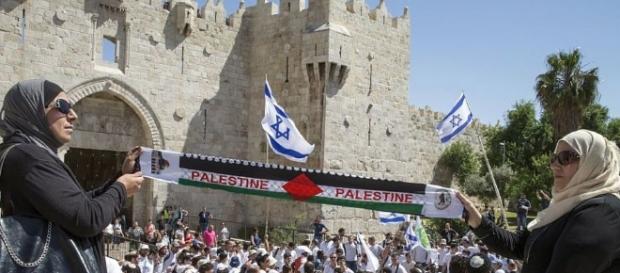 Algunas personas palestinas reunidas Algunas personas palestinas reunidas