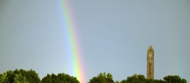 Arc-en-ciel sur la ville. Quand l'orage fait éclater le prisme des couleurs. Arc-en-ciel sur la ville. Quand l'orage fait éclater le prisme des couleurs.