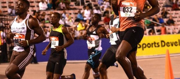 Usain Bolt debió abandonar por lesión los test clasificatorios de su país Usain Bolt debió abandonar por lesión los test clasificatorios de su país