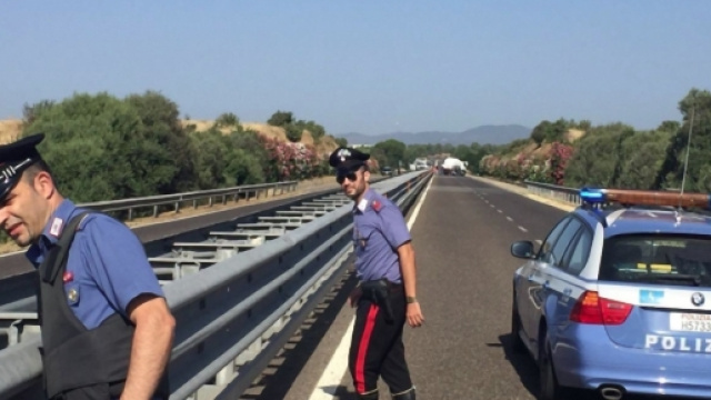 Sul posto sono intervenuti gli agenti della Polizia stradale, gli uomini della Squadra Mobile e i Carabinieri.
