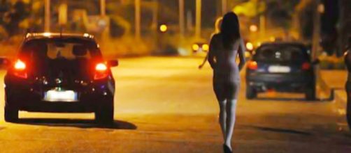 Giovane donna rumena costretta a prostituirsi in Italia