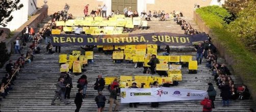 Un corteo per l'introduzione del reato di tortura in Italia
